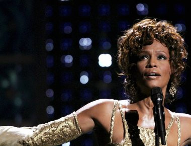 Νέες αποκαλύψεις για τη ζωή της Whitney Houston από τον πρώην σωματοφύλακα της